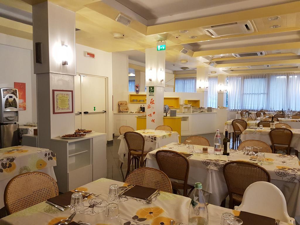 Hotel Desire' Riccione Bagian luar foto